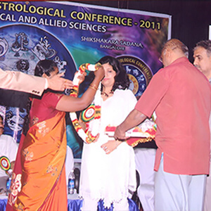 International Astrological Association Awards Sakhashree with the title 'Jyotish Vaghdevi'
